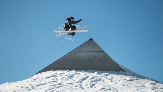 早报｜iPhone 15 Pro 支持录制空间视频／ChatGPT 版微型手机来了／腾讯将在中国独家代理 Meta VR 头显｜未来周报